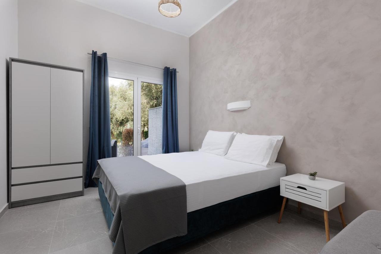 The Lake Apartments Коммено Экстерьер фото
