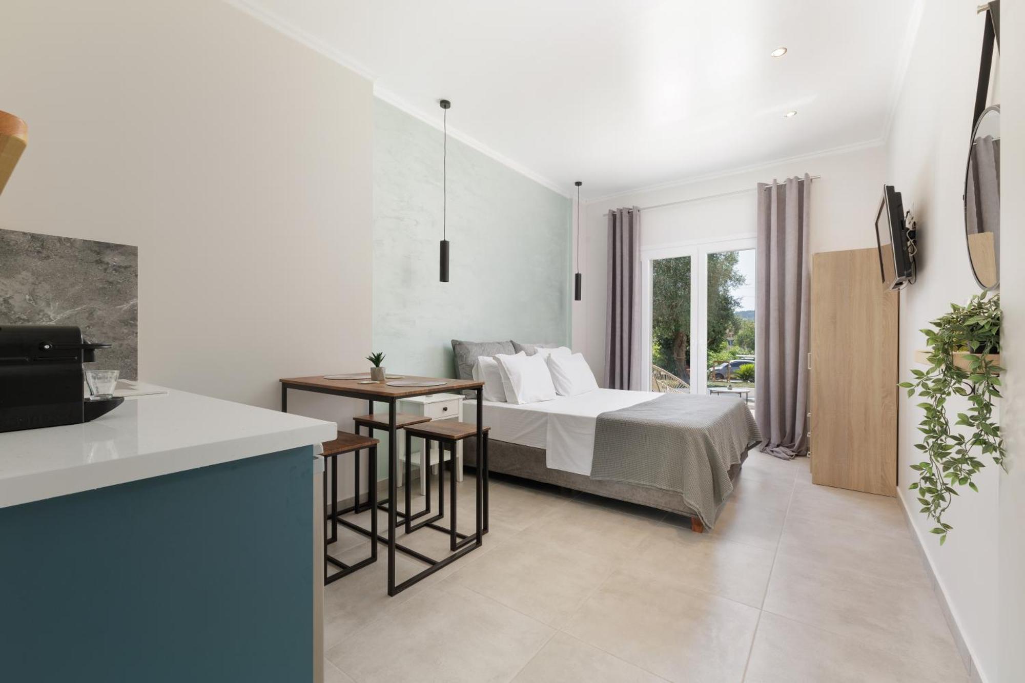 The Lake Apartments Коммено Экстерьер фото