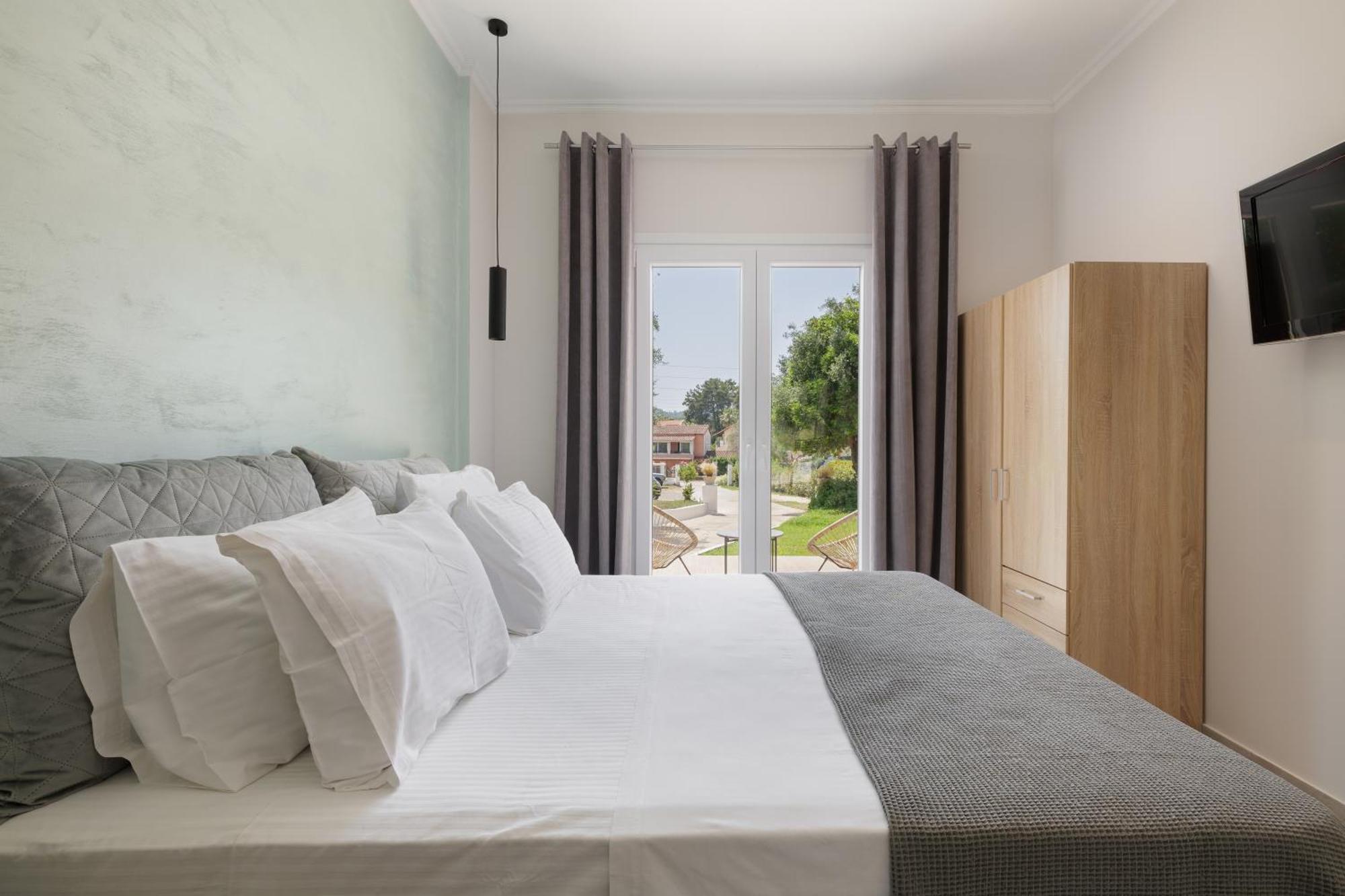 The Lake Apartments Коммено Экстерьер фото