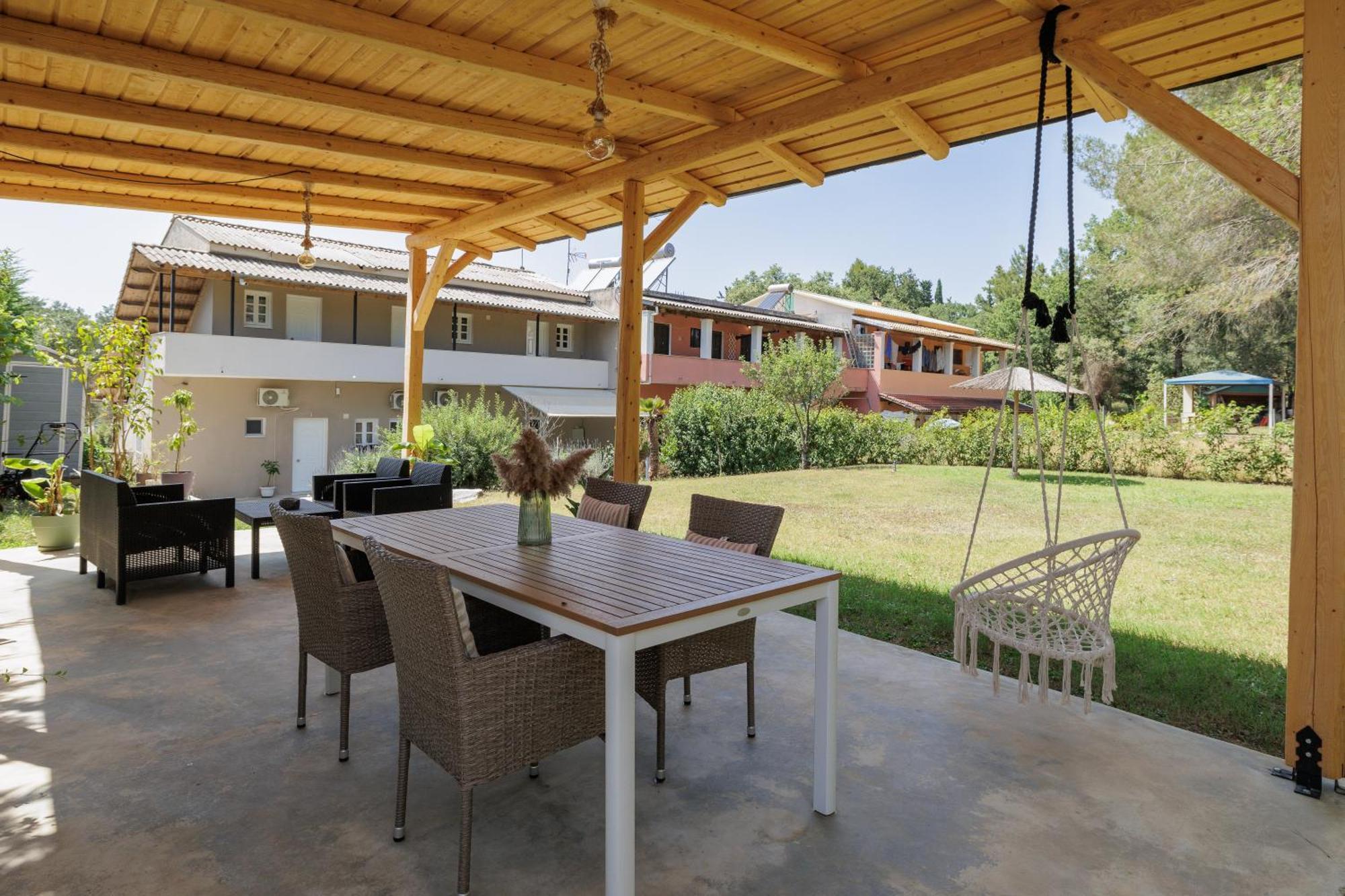 The Lake Apartments Коммено Экстерьер фото