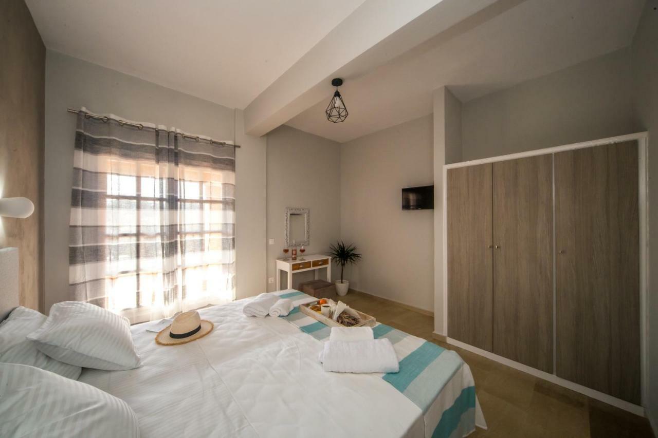 The Lake Apartments Коммено Экстерьер фото