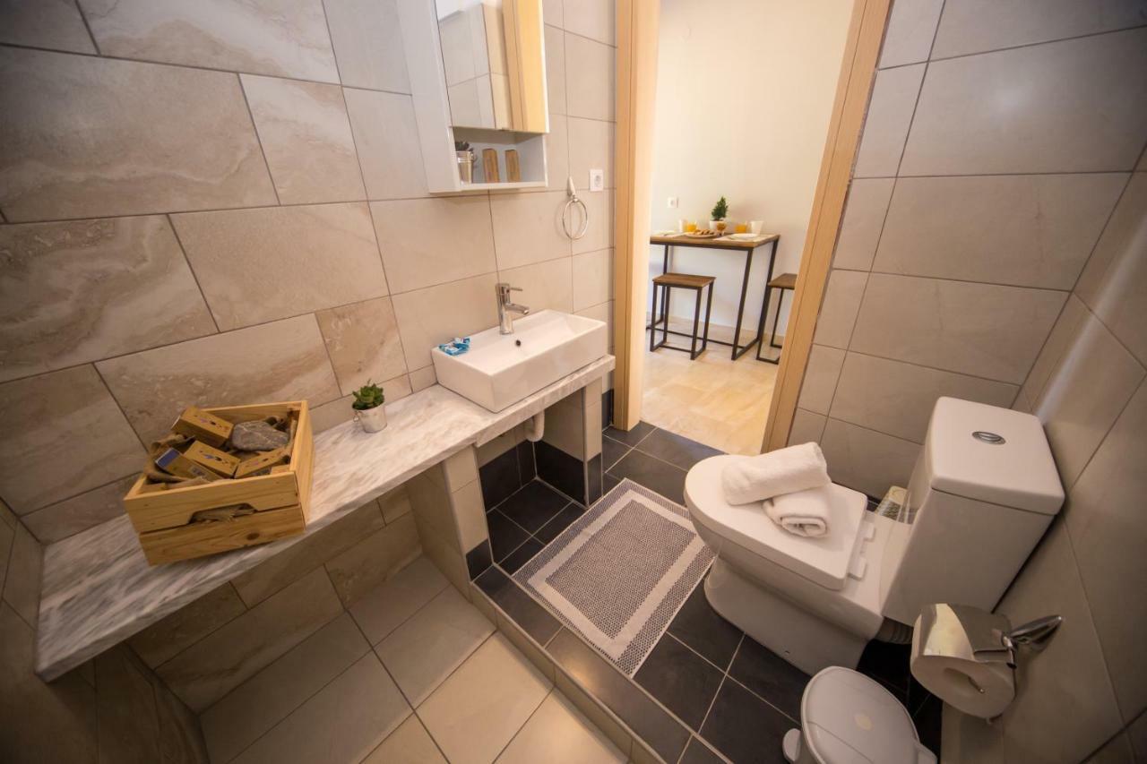 The Lake Apartments Коммено Экстерьер фото