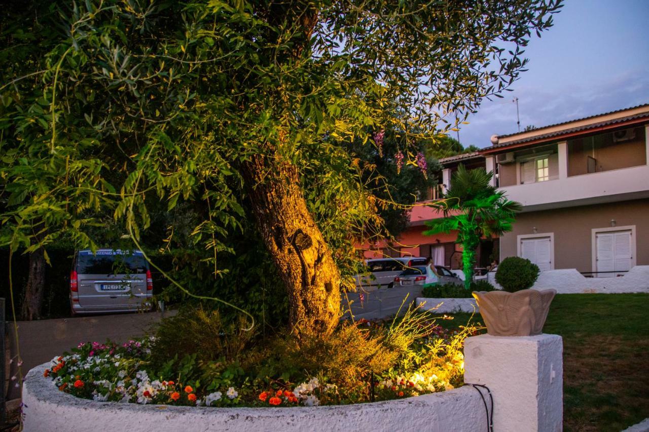 The Lake Apartments Коммено Экстерьер фото