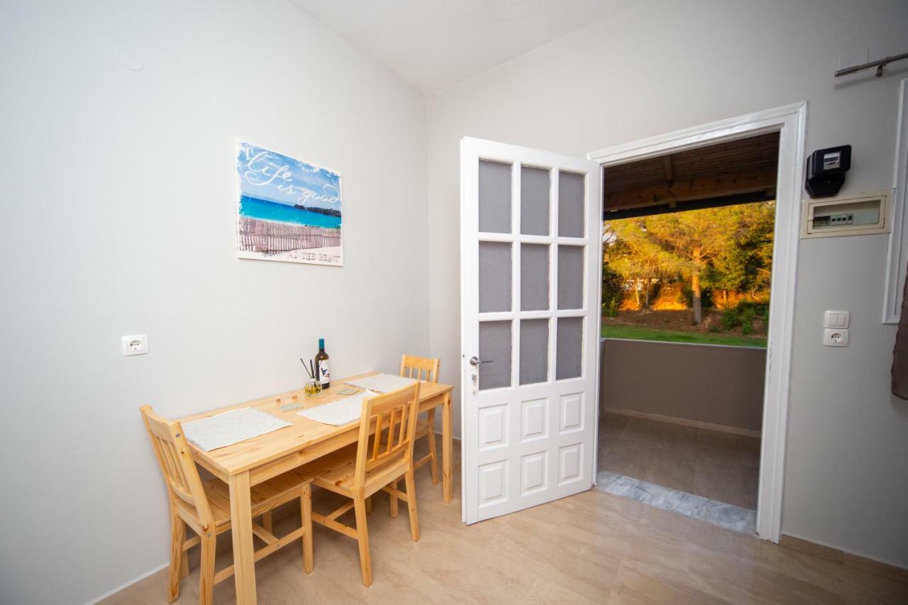 The Lake Apartments Коммено Экстерьер фото